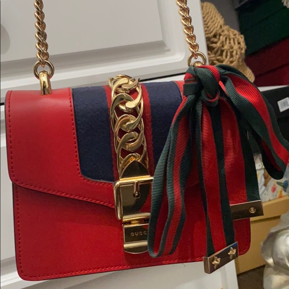 Gucci Sylvie Chain Shoulder Bag red .